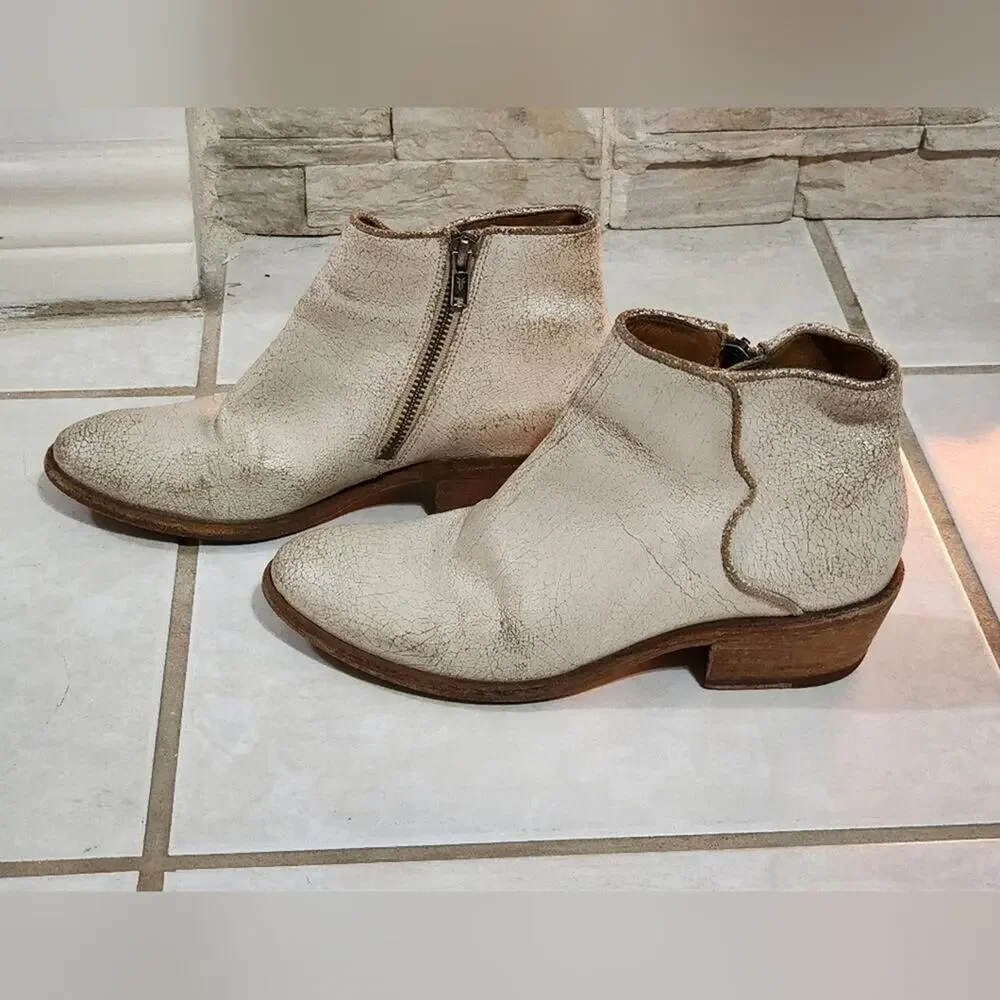 Frye Women's Distressed Carson Piping Western Leather Boot‎ Beige Size 7M